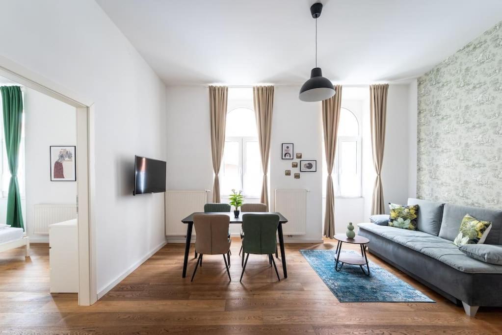 Sleek 1br Flat Near Center By Hm